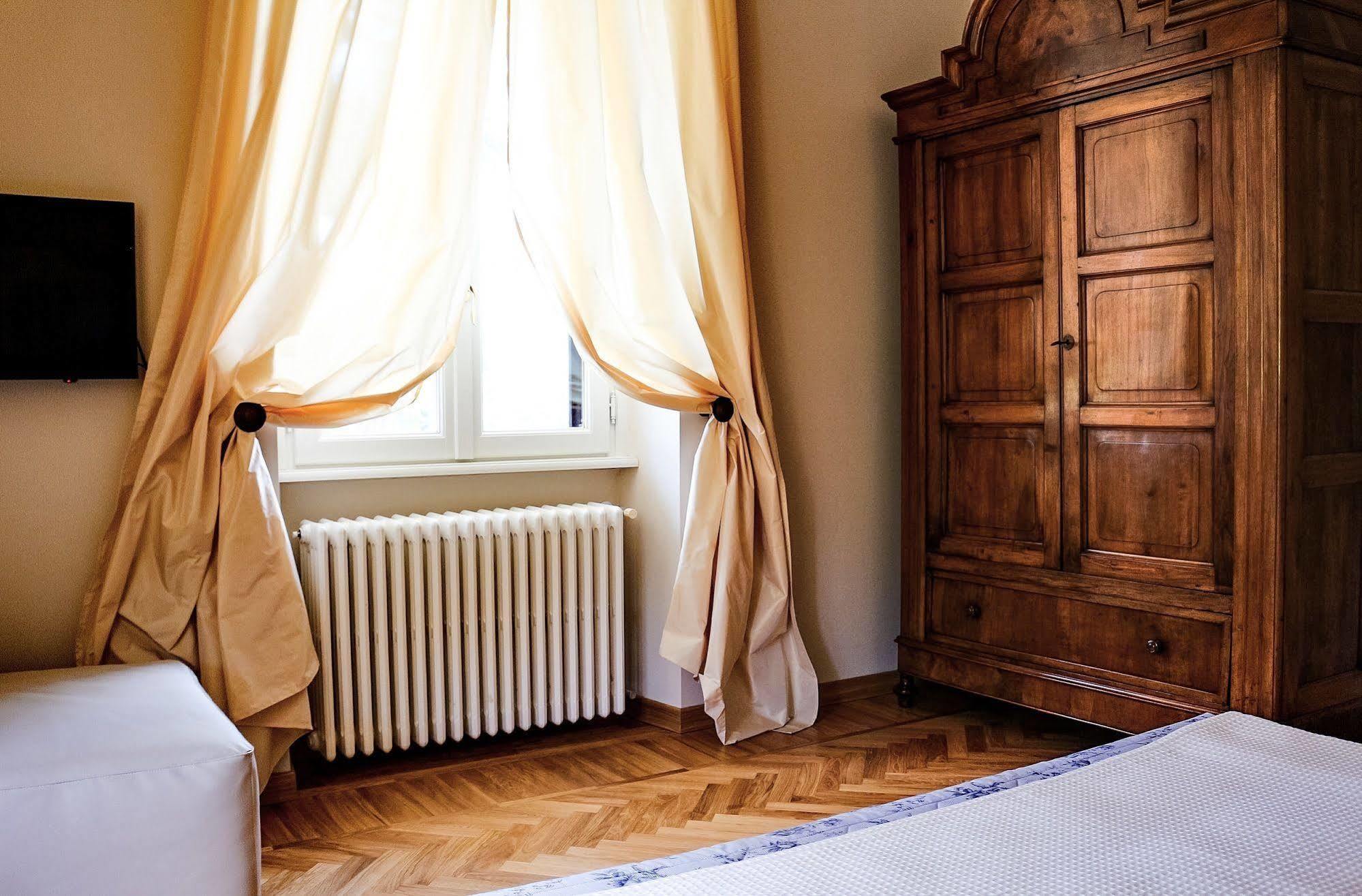 Villa Chiara B&B Biandronno Екстер'єр фото