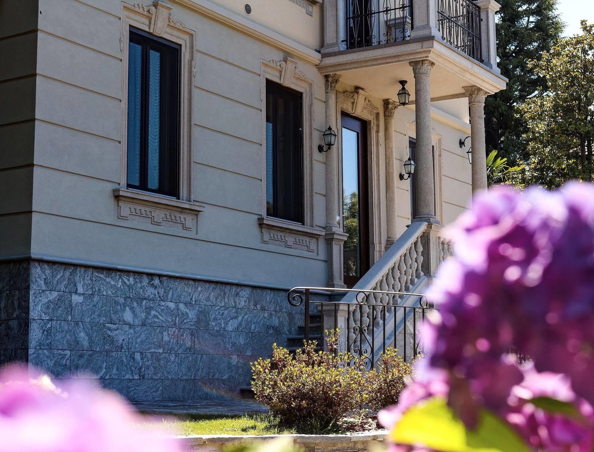 Villa Chiara B&B Biandronno Екстер'єр фото
